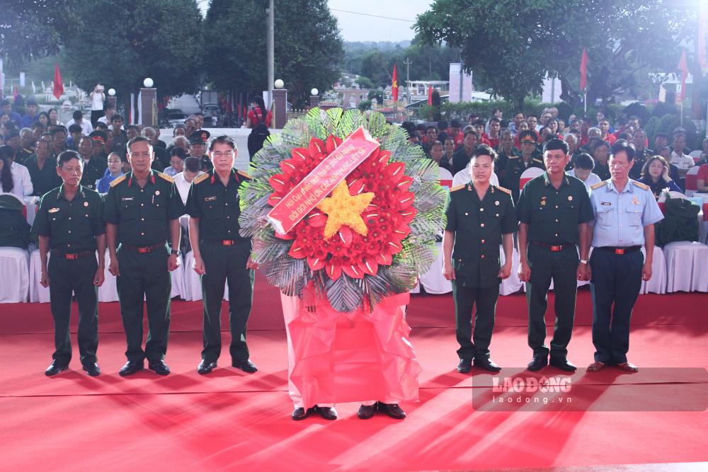 Các đại biểu dâng hương, dâng hoa tưởng nhớ công lao to lớn của các Anh hùng liệt sĩ đã hy sinh vì độc lập, tự do của Tổ quốc. Ảnh: Thanh Huyền