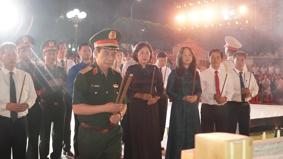 Lãnh đạo Trung ương và địa phương dâng hương ở Nghĩa trang Liệt sĩ quốc gia Đường 9. Ảnh: Sở Văn hóa - Thể thao và Du lịch tỉnh Quảng Trị