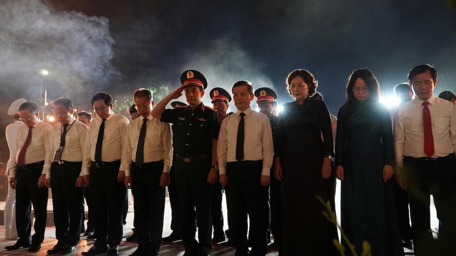 Lãnh đạo Trung ương và địa phương tri ân các anh hùng liệt sĩ ở Nghĩa trang Liệt sĩ quốc gia Đường 9 - nơi diễn ra điểm cầu thuộc chương trình “Sao sáng dẫn đường“. Ảnh: Sở Văn hóa - Thể thao và Du lịch tỉnh Quảng Trị