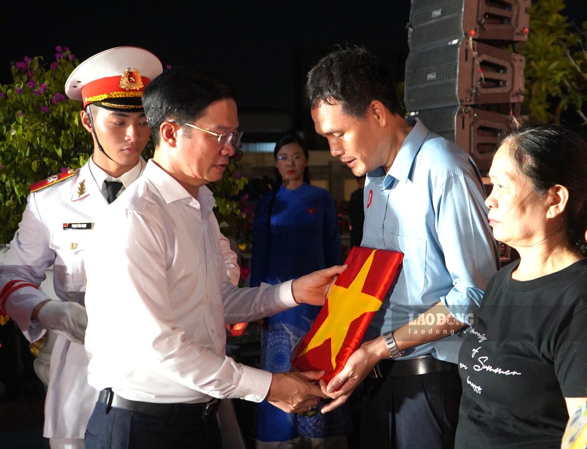 Leaders of the Vietnam Fatherland Front Committee of Hai Phong City present portraits of heroic martyrs to families of people with meritorious services. Photo: Mai Dung