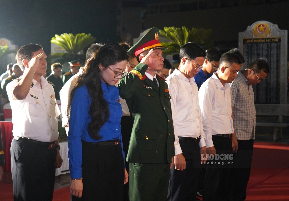 Các đại biểu dành phút mặc niệm, tưởng nhớ công lao to lớn của các Anh hùng liệt sĩ. Ảnh: Mai Dung