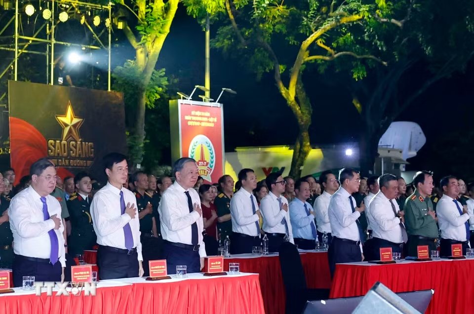 General Secretary and President To Lam and delegates at the Hanoi bridge point. Photo: VNA