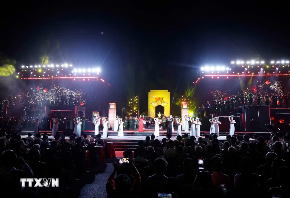 Chương trình nghệ thuật tại điểm cầu Hà Nội. Ảnh: TTXVN
