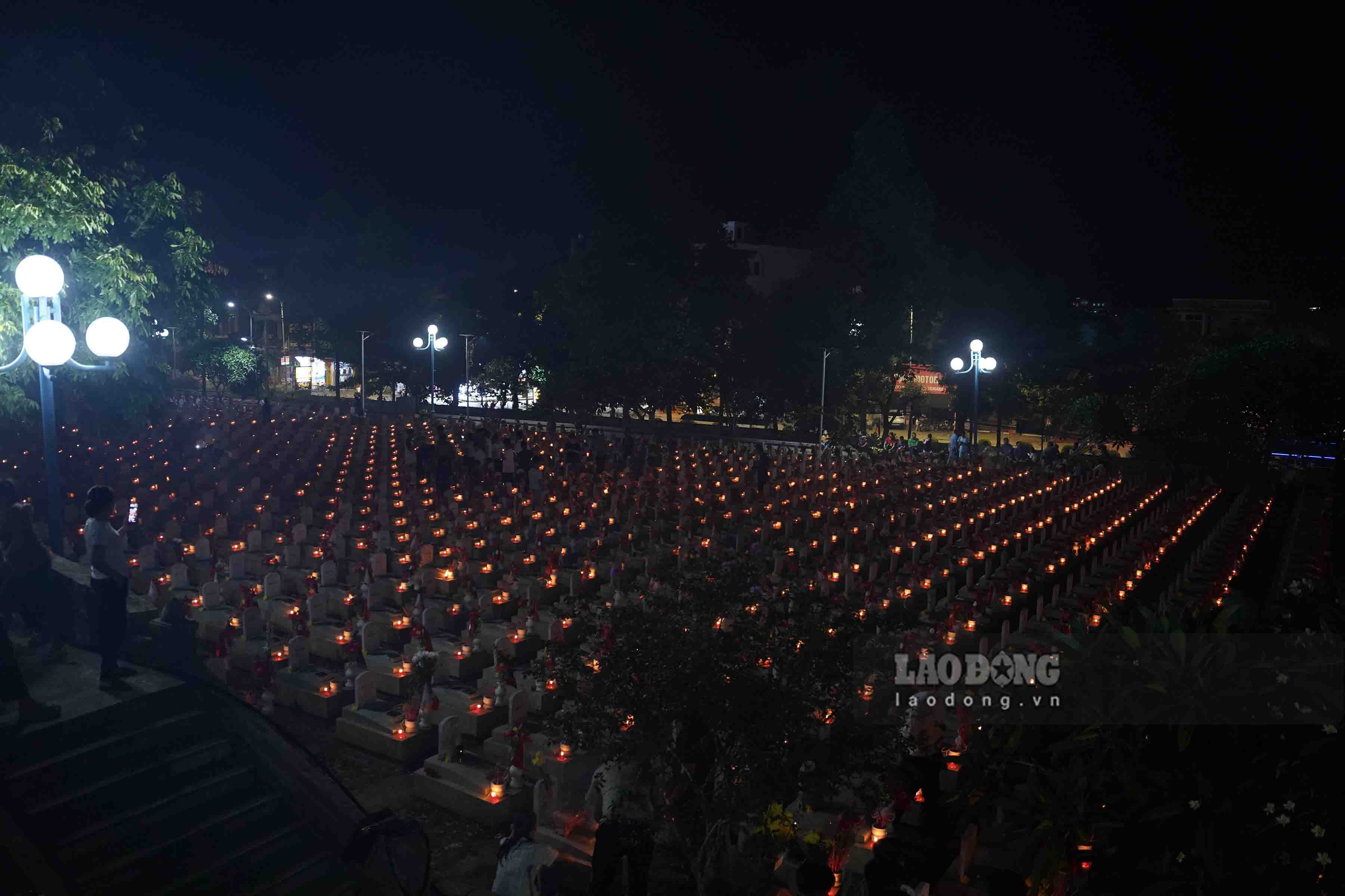 Thắp nến tri ân gần 11.000 liệt sĩ tại Nghĩa trang Liệt sĩ Việt - Lào. Ảnh: Duy Chương