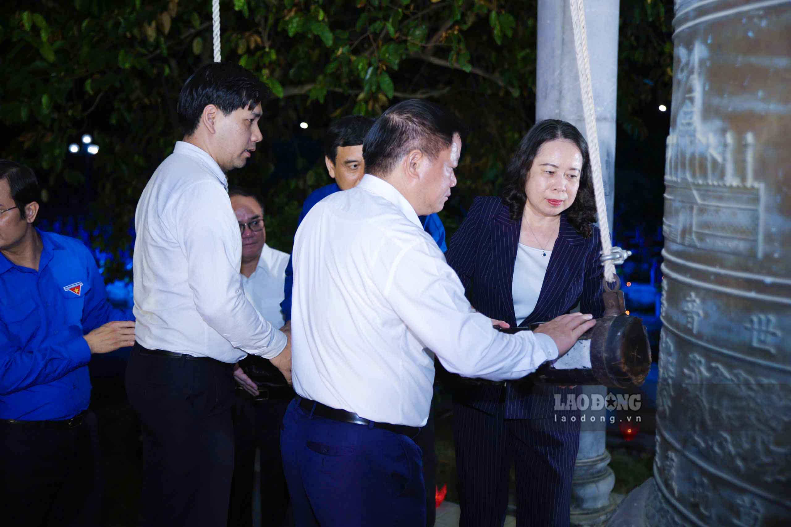 Các đại biểu thỉnh chuông tại Nghĩa trang liệt sĩ Việt - Lào. Ảnh: Duy Chương