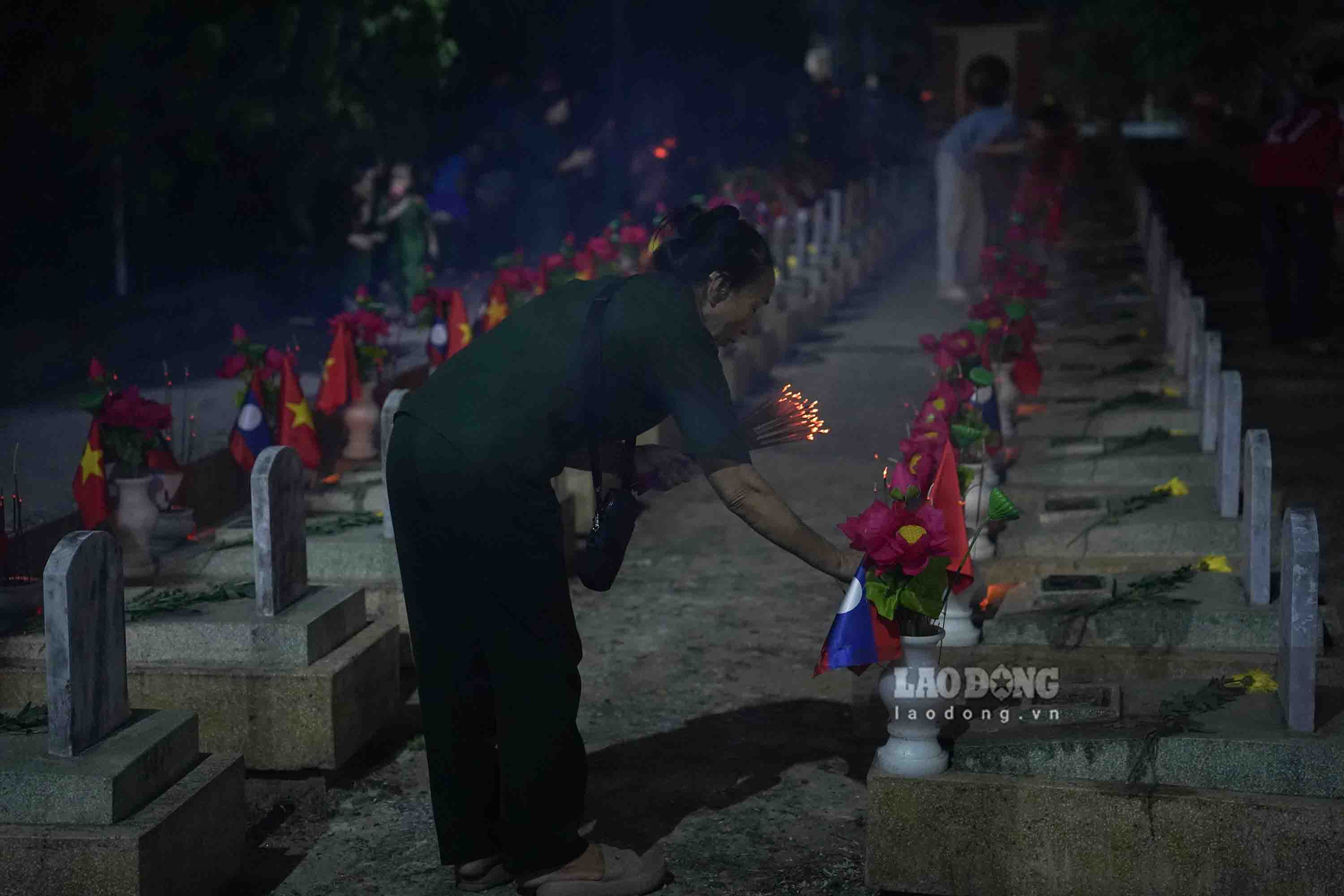 Người dân thắp hương tri ân các anh hùng, liệt sĩ. Ảnh: Duy Chương