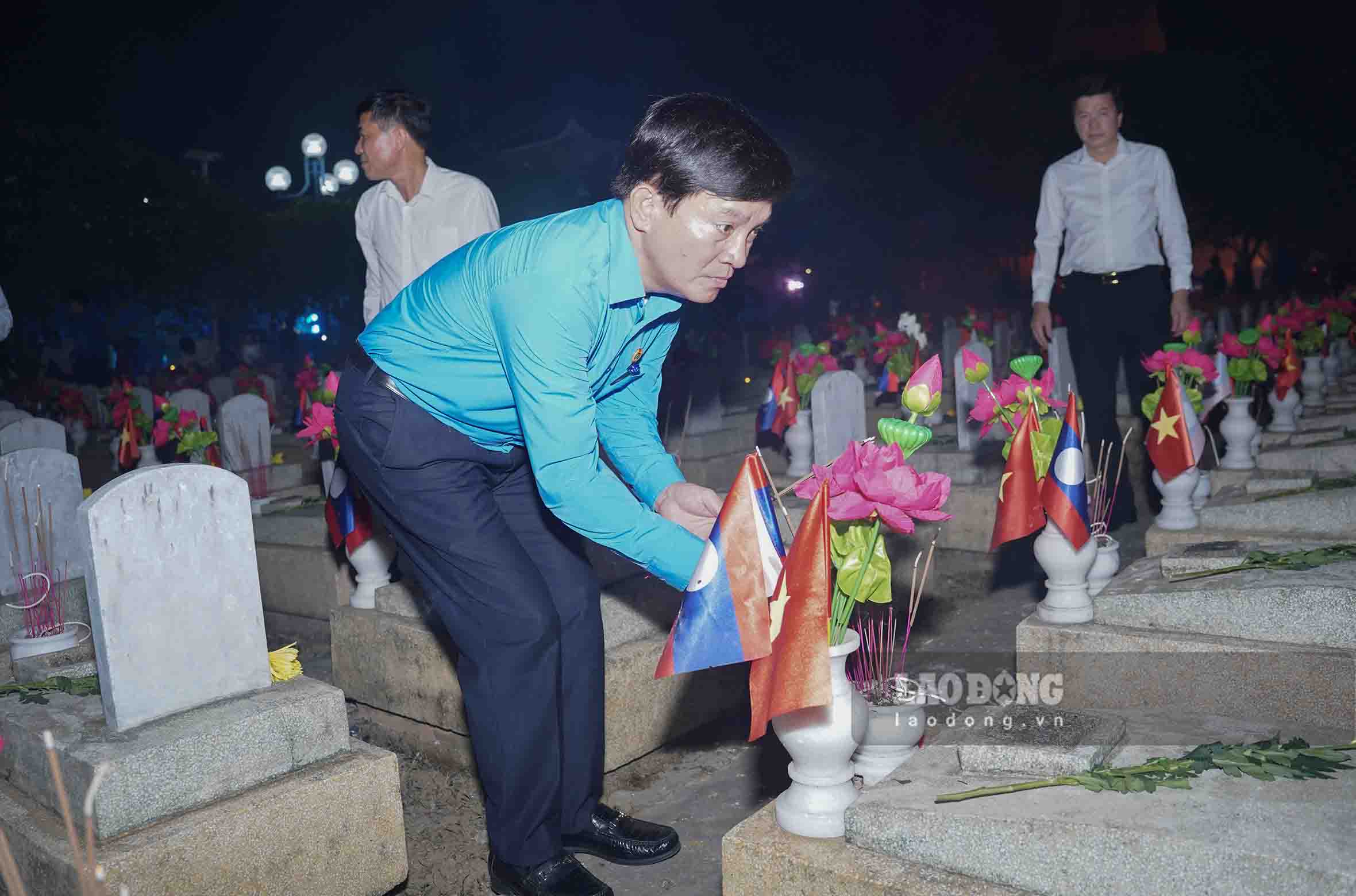 Phó Chủ tịch Tổng Liên đoàn Lao động Việt Nam Nguyễn Xuân Hùng thắp hương tại các phần mộ liệt sĩ. Ảnh: Duy Chương