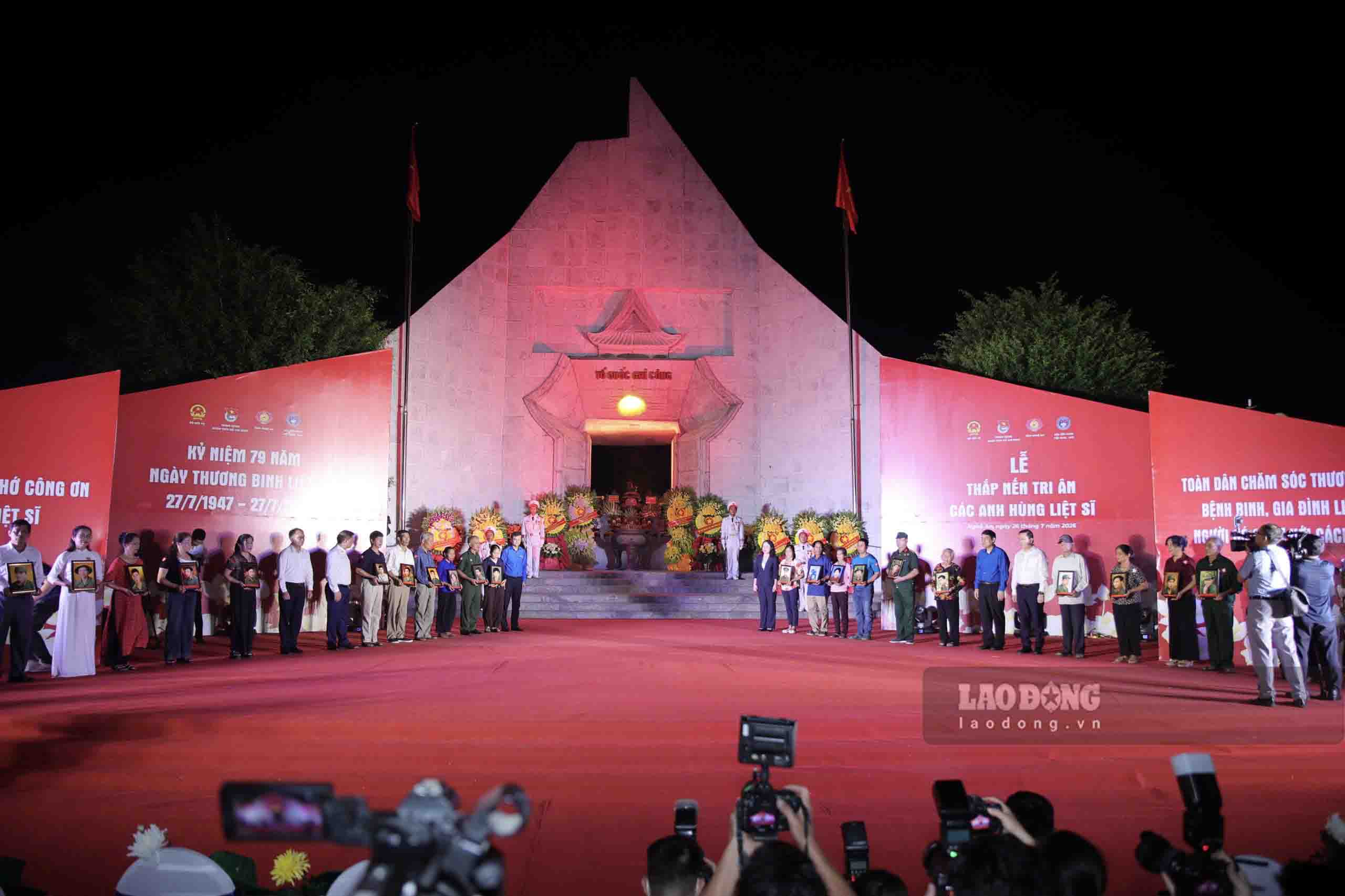 Secretary of the Party Central Committee, Vice President Vo Thi Anh Xuan and delegates present reconstruction photos to relatives of martyrs' families. Photo: Duy Chuong