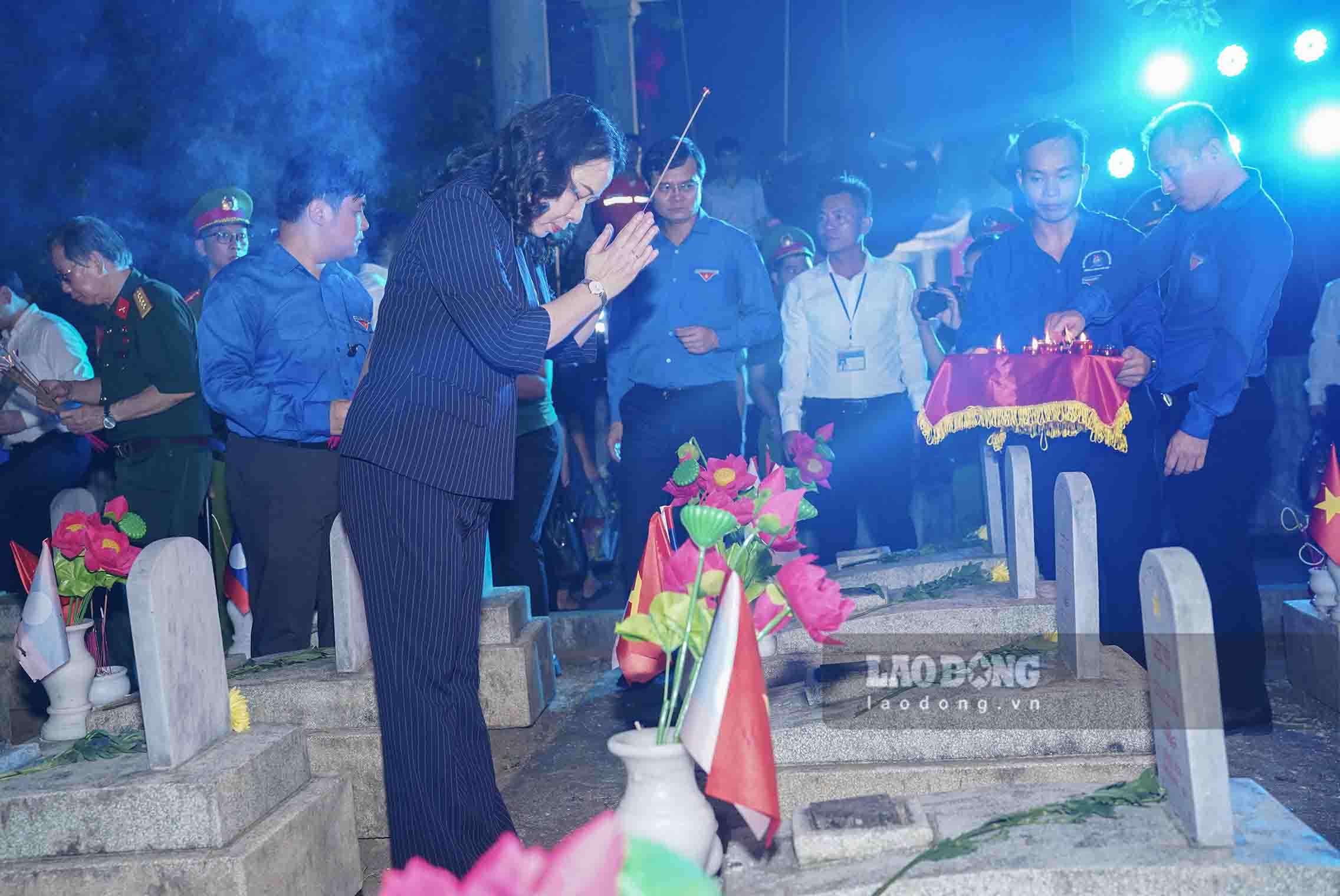 Phó Chủ tịch nước Võ Thị Ánh Xuân thắp hương tại các phần mộ liệt sĩ. Ảnh: Duy Chương