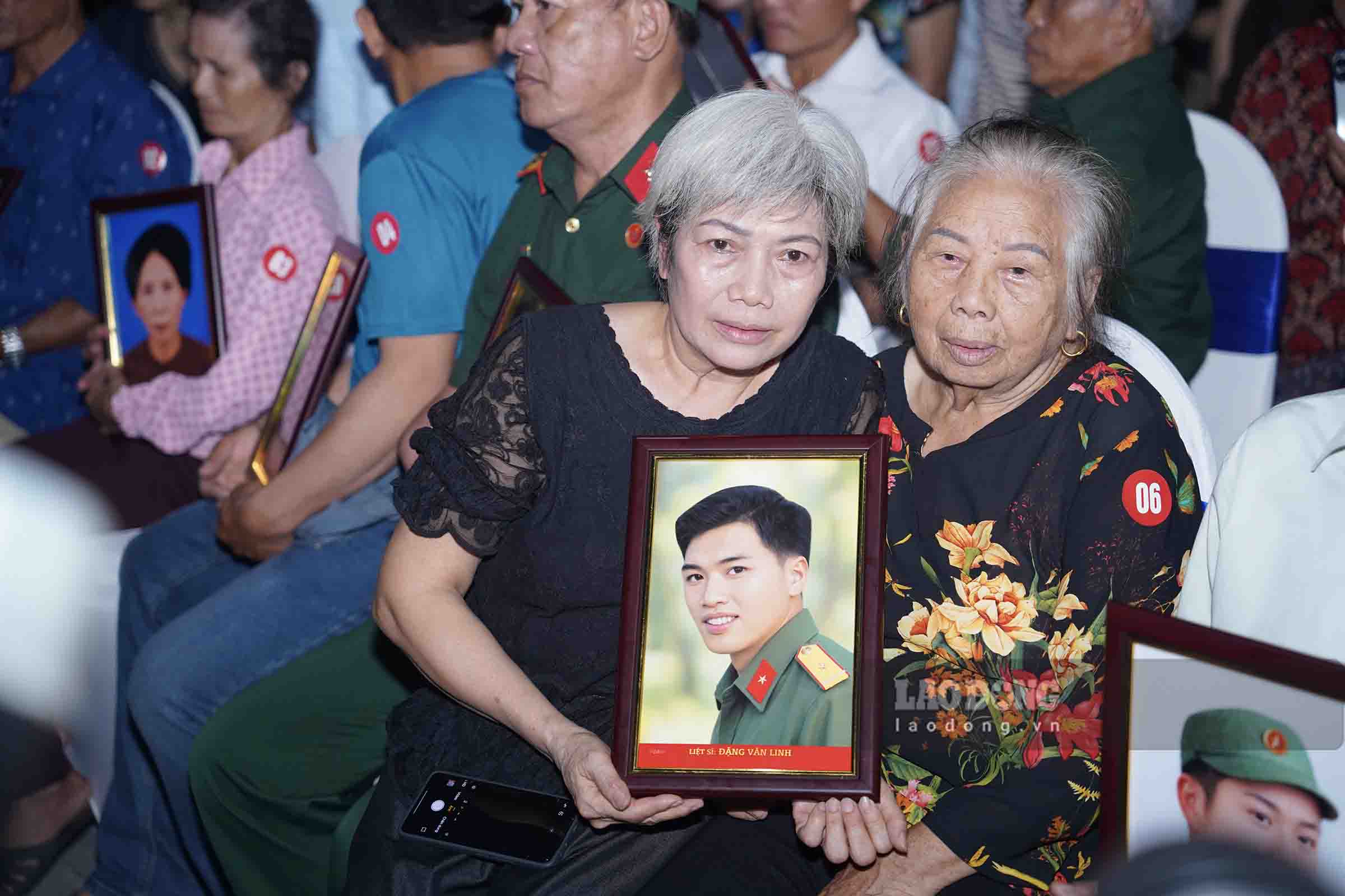 Thân nhân liệt sĩ xúc động đón nhận di ảnh phục dựng. Ảnh: Duy Chương