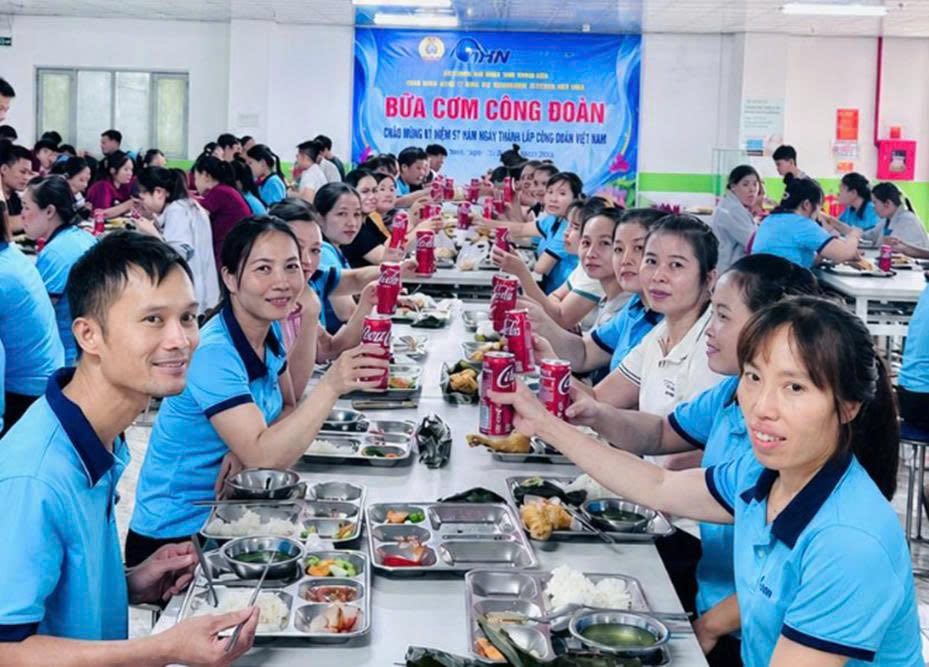 Trade Union of THN Automotive Systems Vietnam Co., Ltd. organizes "Trade Union Meal" to connect workers. Photo: Thanh Hoa Trade Union