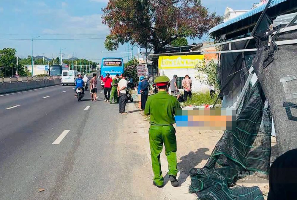 Hiện trường vụ tai nạn giữa xe khách và xe máy trên Quốc lộ 1 khiến 1 người tử vong. Ảnh: Nguyễn Trường