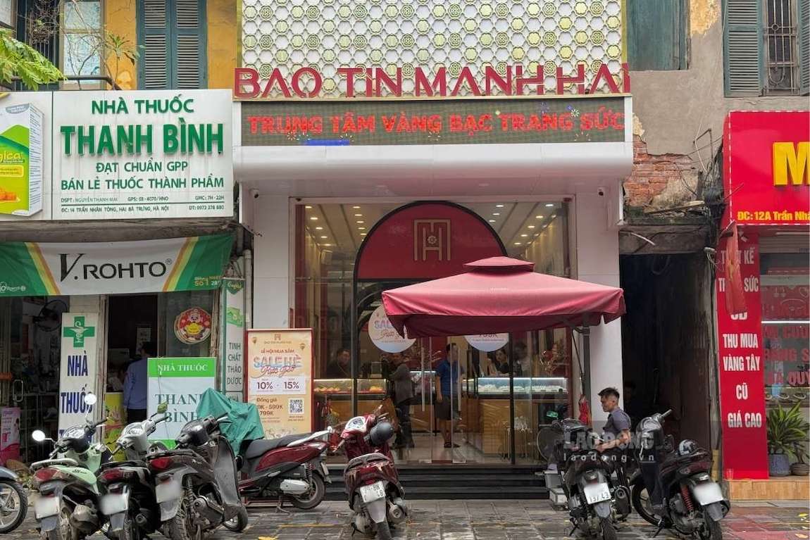 Không còn cảnh người dân xếp hàng chờ mua vàng tại các cửa hàng kinh doanh vàng. Ảnh: Linh Đan