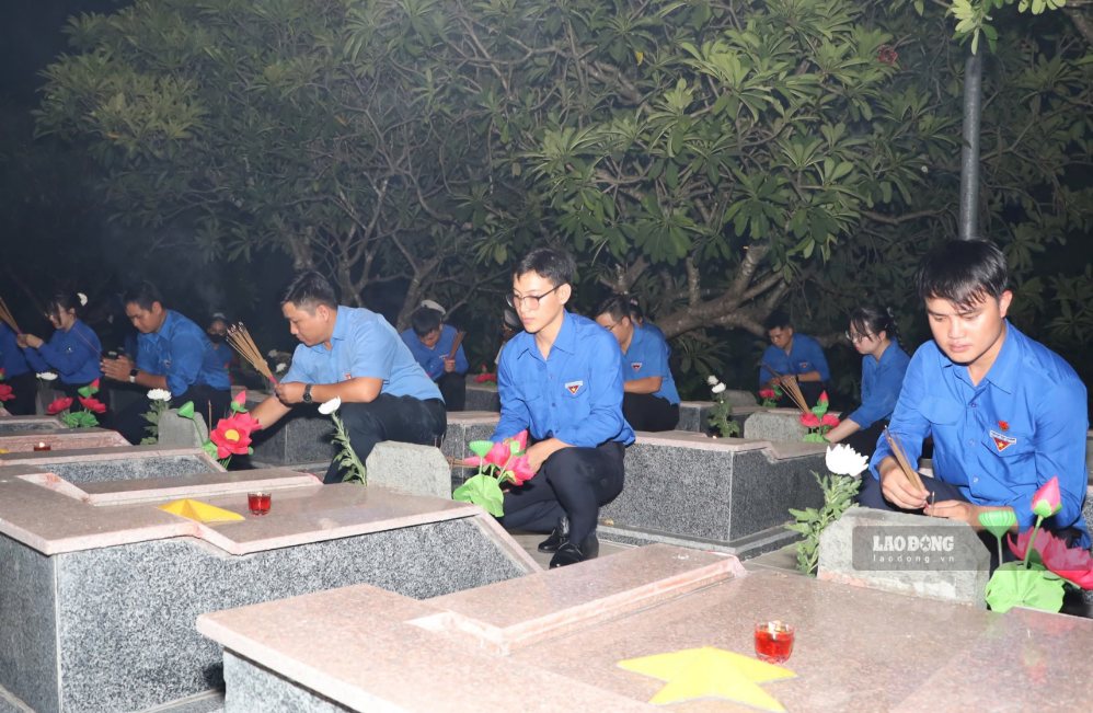 Khanh Hoa youth light the fire of tradition to show gratitude to martyrs on the night of July 26. Photo: Phuong Linh