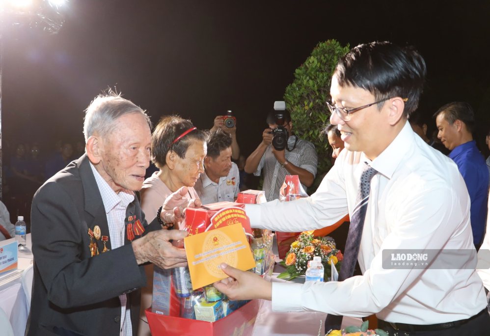 Phó Chủ tịch UBND tỉnh Khánh Hòa ông Nguyễn Thanh Hà trao quà Anh hùng Lực lượng vũ trang nhân dân, thương binh, bệnh binh và người có công với cách mạng. Ảnh: Phương Linh