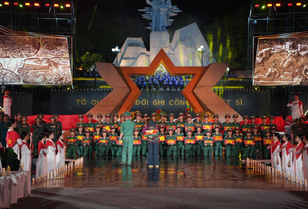 Mỗi tiết mục nghệ thuật, mỗi câu chuyện trong “Sao sáng dẫn đường” là một lời tri ân gửi đến những người đã ngã xuống vì Tổ quốc. Ảnh: Ban tổ chức