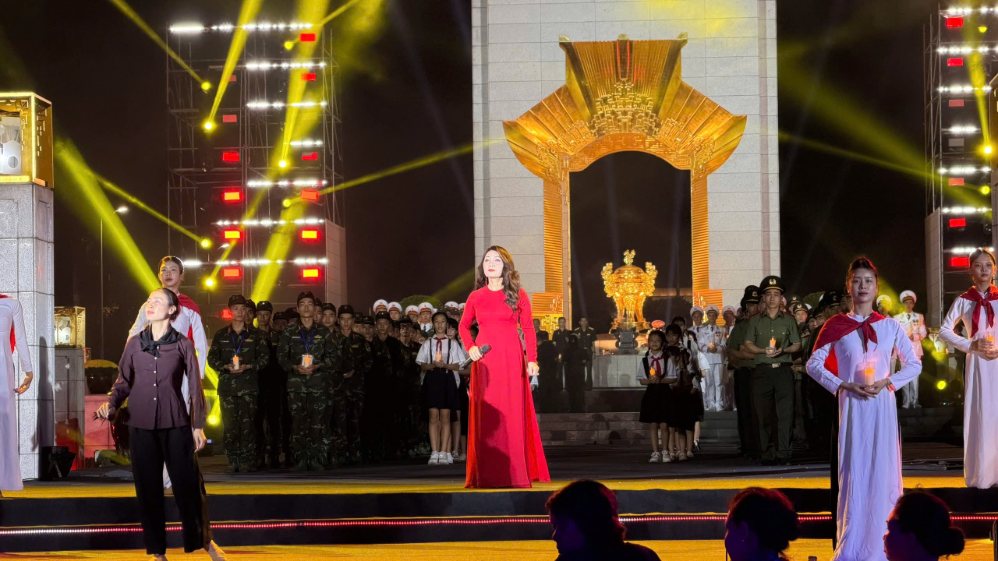 Những tiết mục nghệ thuật và câu chuyện xúc động tại cầu truyền hình “Sao sáng dẫn đường” lan tỏa thông điệp tri ân các anh hùng liệt sĩ. Ảnh: Ban tổ chức