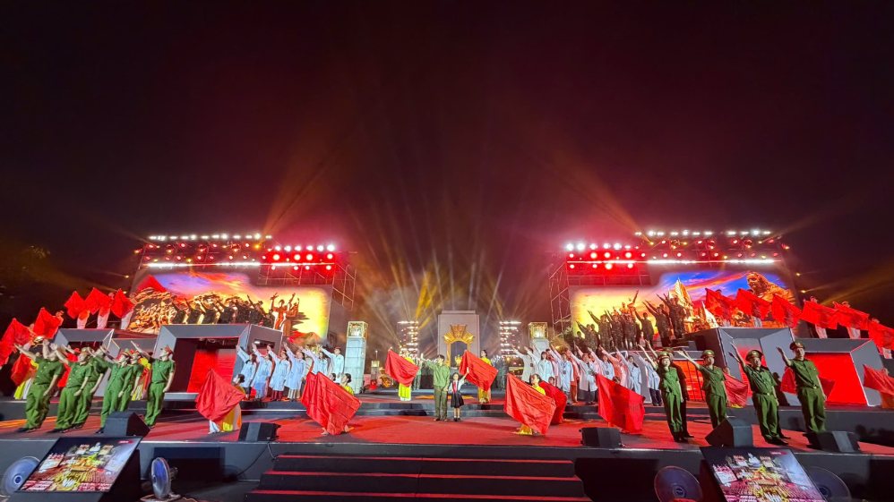 From four bridge points across the country, the program "Sao Sang Guidanh Duong" spreads a message of gratitude and the desire to continue writing the story of peace. Photo: Organizing Committee