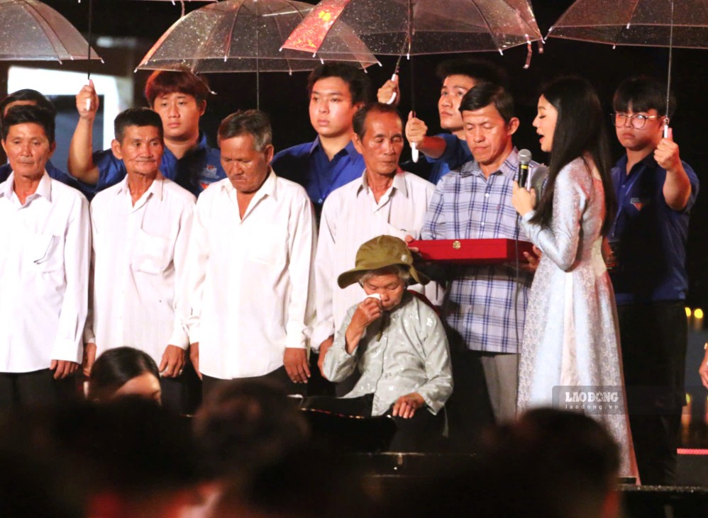 Mme Nguyễn Thị Lệ, épouse du martyr Huỳnh Văn Quên, émue en récupérant les souvenirs de son mari. Photo: Anh Tú