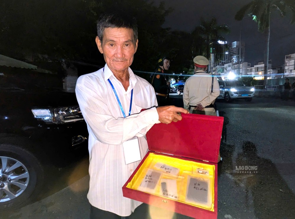 Ông Huỳnh Văn Chín - em trai liệt sĩ Huỳnh Văn Quên cho biết sẽ mang những kỷ vật của anh về đặt trên bàn thờ gia đình. Ảnh: Anh Tú