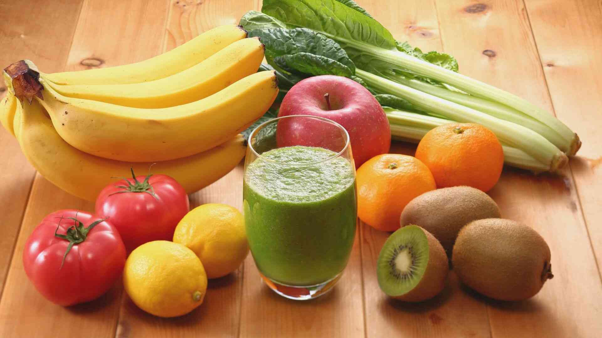 Supplementing vitamins through natural foods contributes to supporting the process of treating hypertension. Photo: Canva