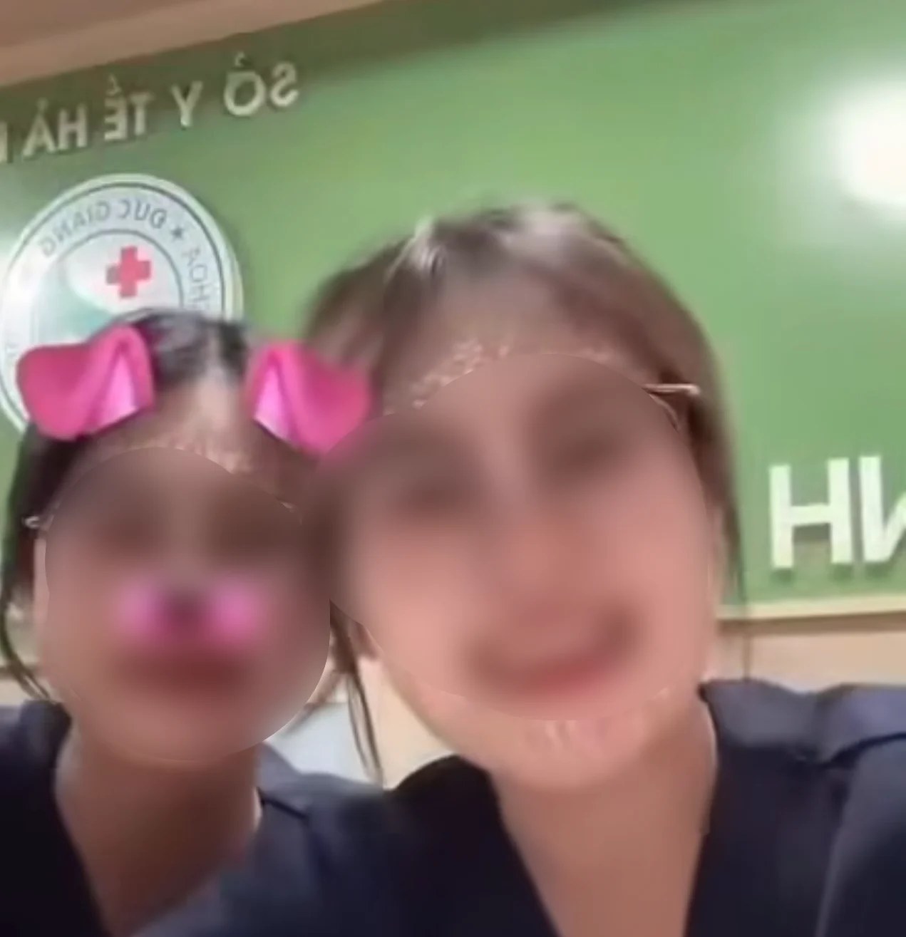 2人の女子実習生が「毒薬注射」を脅迫するクリップ。クリップからの切り抜き写真
