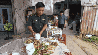 Local authorities and organizations send their gratitude through the gratitude meal for families of martyrs. Photo: Thanh Trung