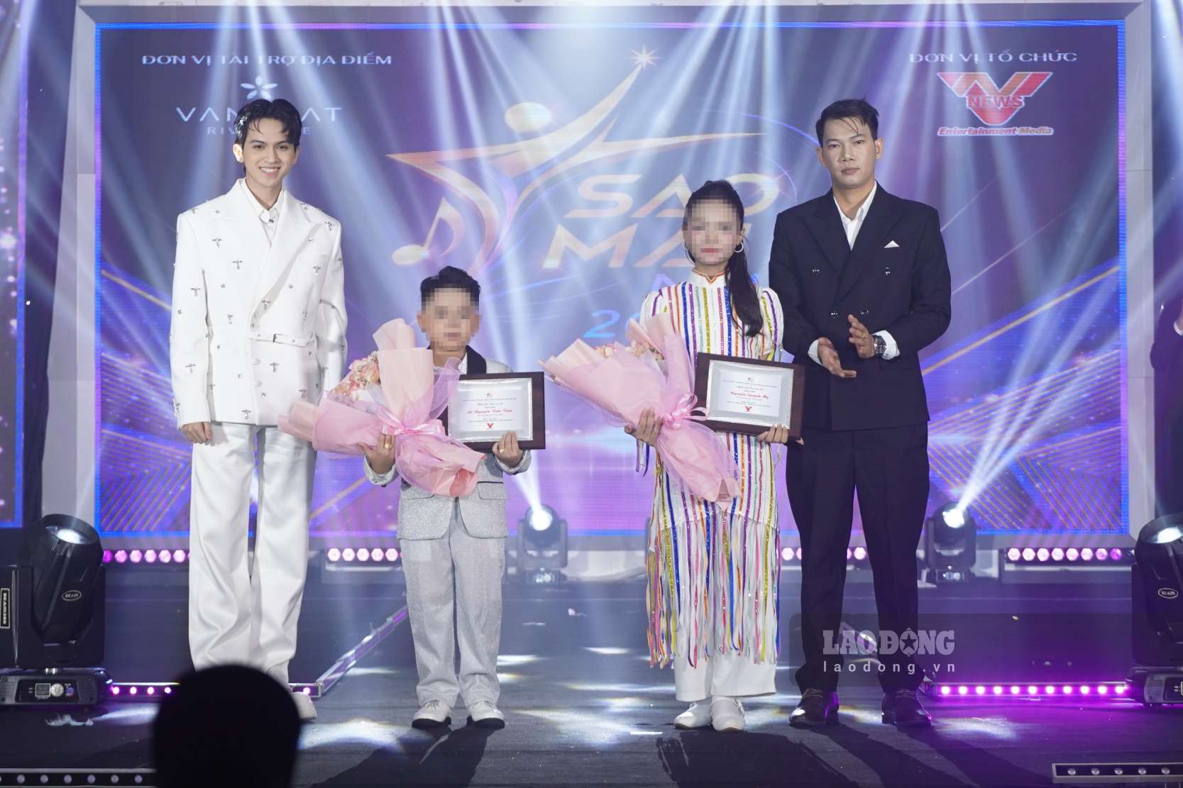 M. Ngô Anh Minh (à droite) et les membres du jury remettent des prix aux candidats primés. Photo: Tạ Quang
