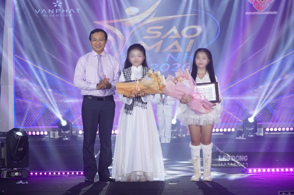 Thạc sĩ Nguyễn Thanh Phú - Phó Giám đốc Trung tâm Văn hóa, Nghệ thuật TP Cần Thơ trao giải cho các thí sinh. Ảnh: Tạ Quang