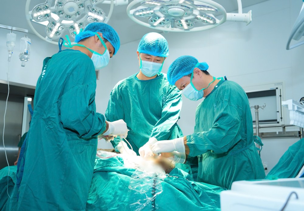 Modern operating room systems and a team of leading experts have saved many critical patients at Bach Mai Hospital, Ninh Binh facility. Photo: BVCC