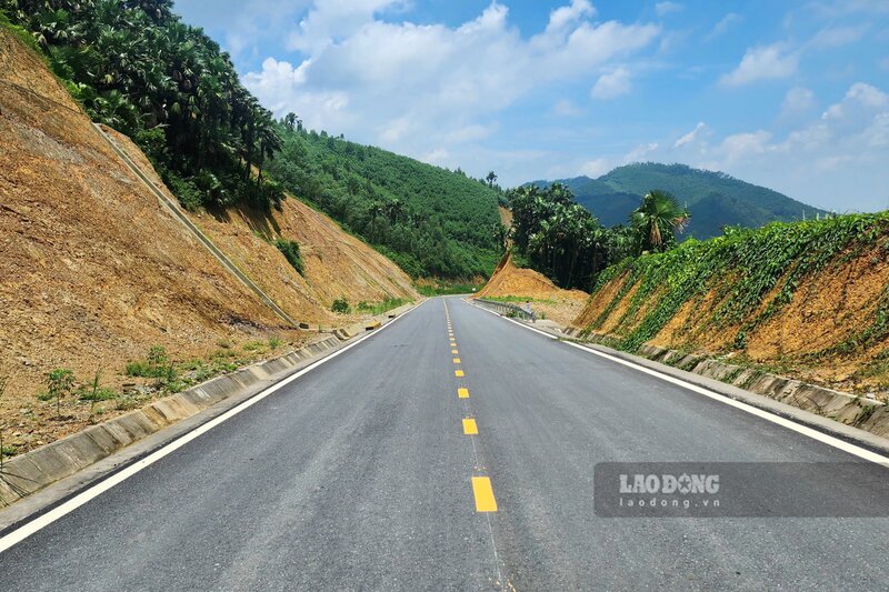 Tuyến đường liên vùng nối Phú Thọ - Lào Cai đoạn qua xã Văn Lang. Ảnh: Tô Công