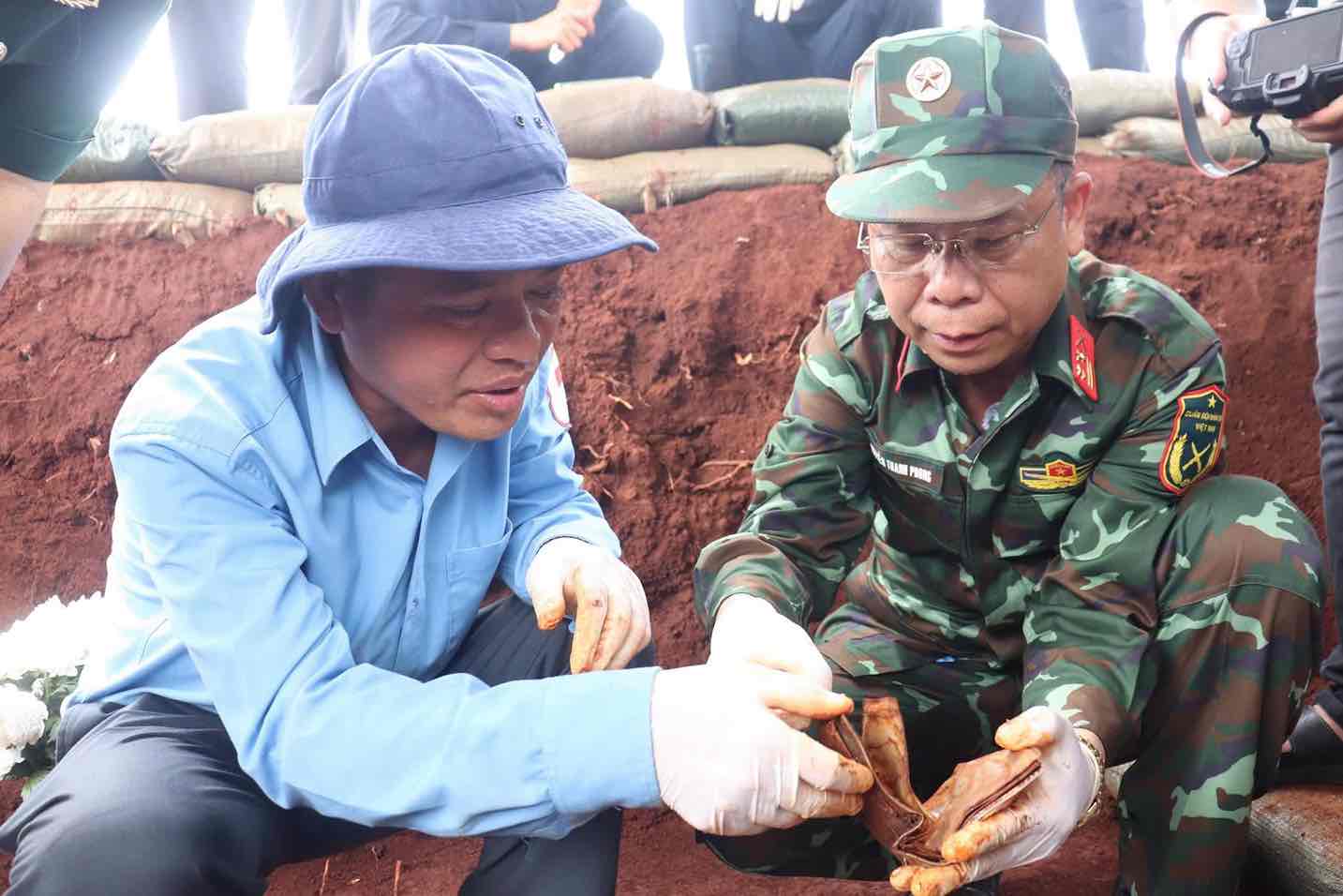 Đại tá Nguyễn Thanh Phong, Chính uỷ Bộ Chỉ huy Quân sự thành phố Đồng Nai trực tiếp chỉ đạo, kiểm tra Đội K72 tiếp tục quy tập hài cốt liệt sĩ tại xã Minh Đức. Ảnh: Đội K72