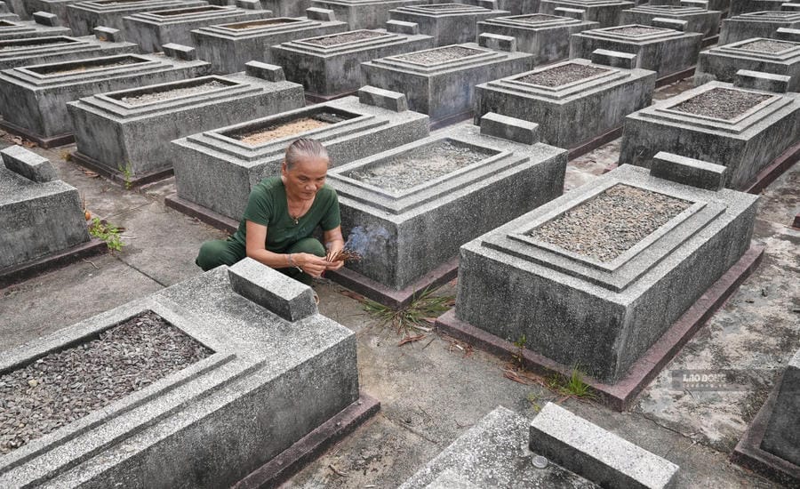 Twenty years of crossing forests to find comrades, Mrs. Hai Cuc has participated in searching and repatriating 21 sets of remains of lost Martyrs back to their homeland. Photo: Nguyen Hoang