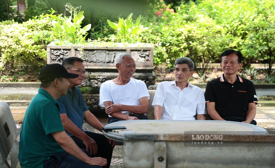 In addition to care work, veterans also have the opportunity to sit down together and share stories of their youth on the battlefield. Photo: Duong Anh