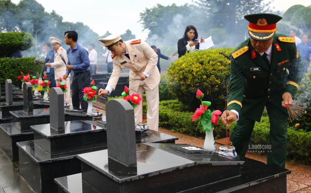 Offering incense to heroic martyrs at Dak Lak Provincial Martyrs' Cemetery, Tan Lap ward. Photo: Cong Sang
