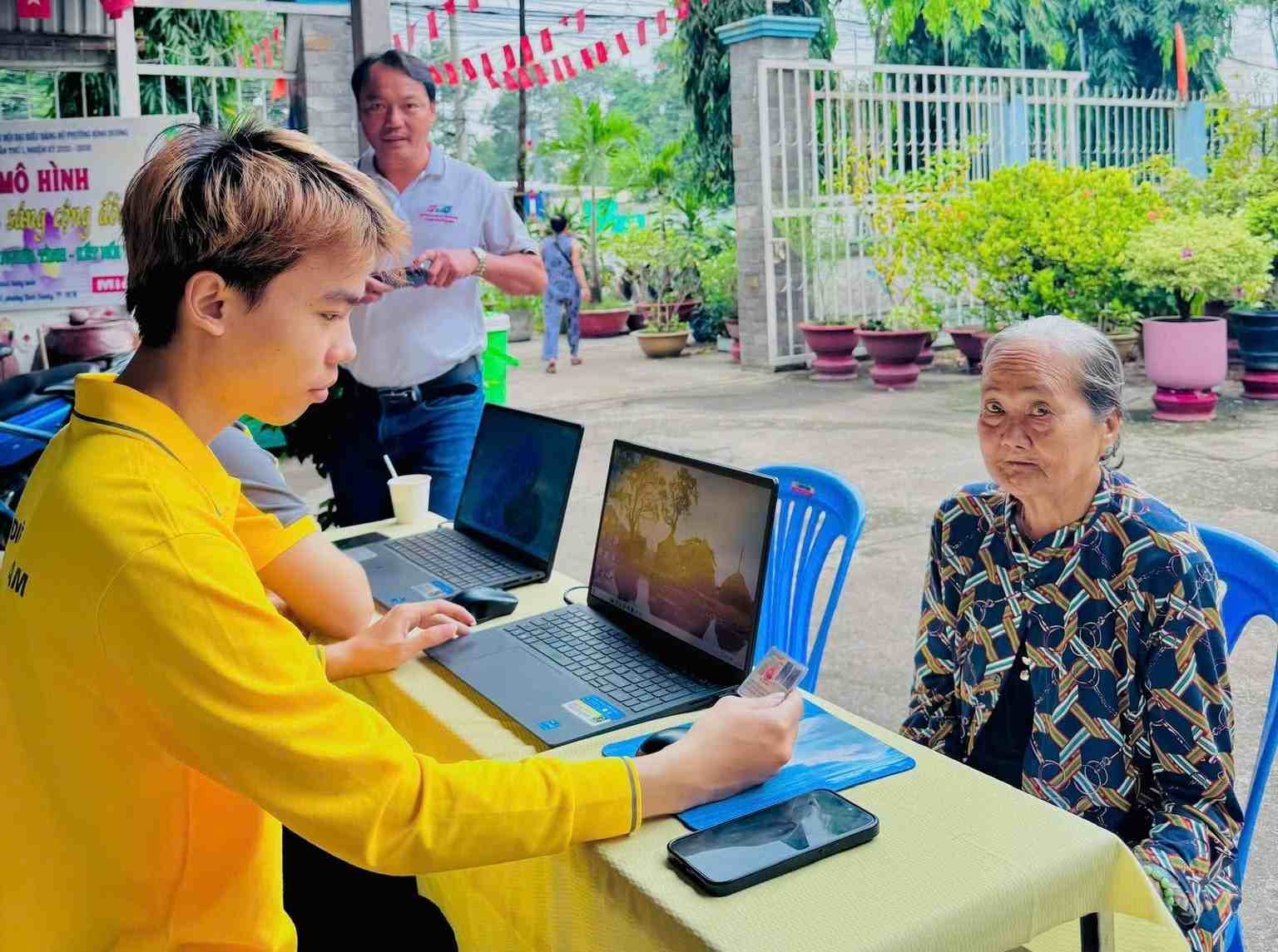 Binh Duong Ward organizes mobile public administrative procedure resolution. Photo: People's Committee of Binh Duong Ward