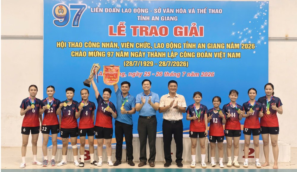 An Giang Samho Co., Ltd. team won the volleyball championship at the CNVCLĐ Sports Festival. Photo: Minh Man