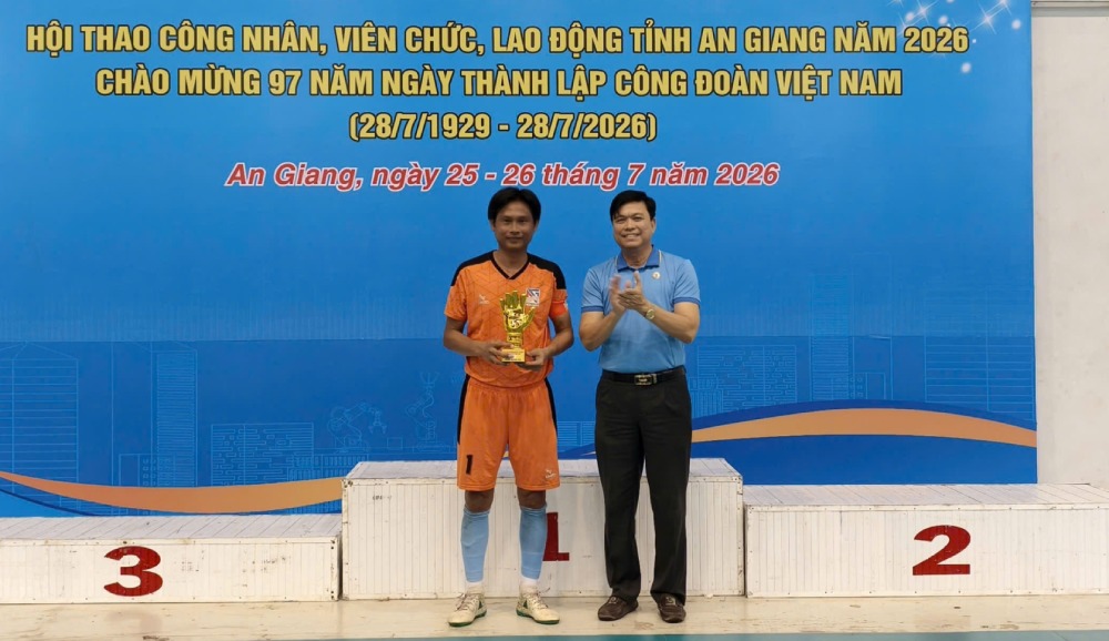 Vận động viên Lê Hồng Đông - Công ty Cổ phần Điện nước An Giang đoạt giải Thủ môn xuất sắc nhất. Ảnh: Cẩm Tú