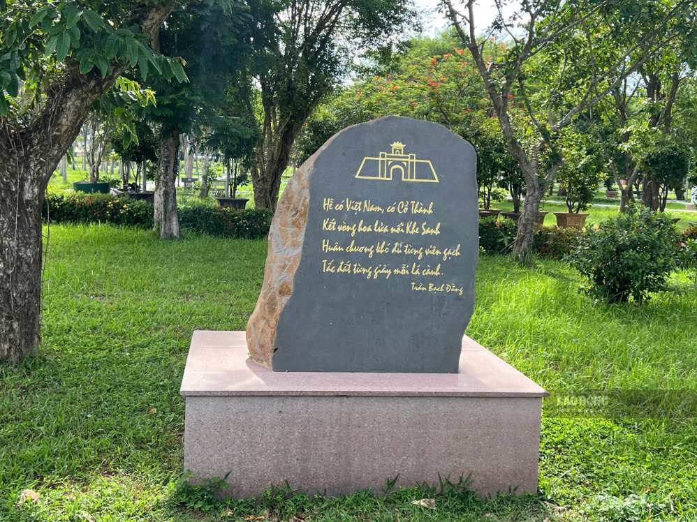 Câu thơ tri ân những người chiến sĩ đã nằm lại tại Quảng Trị. Ảnh: Ngọc Anh