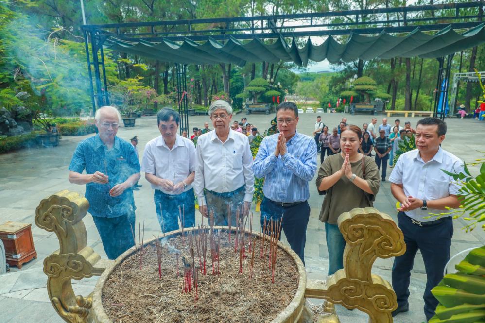 Người dân từ nhiều địa phương thành kính dâng hương, dâng hoa tại Nghĩa trang Liệt sĩ quốc gia Trường Sơn tưởng nhớ các anh hùng liệt sĩ đã hy sinh vì Tổ quốc. Ảnh: Thế Sơn