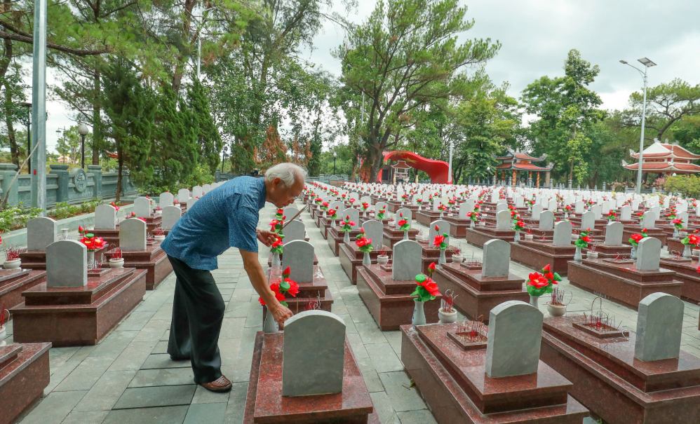 Fragrant incense sticks are respectfully lit by people for heroic martyrs at Truong Son National Martyrs' Cemetery on the occasion of the 79th anniversary of War Invalids and Martyrs' Day. Photo: The Son