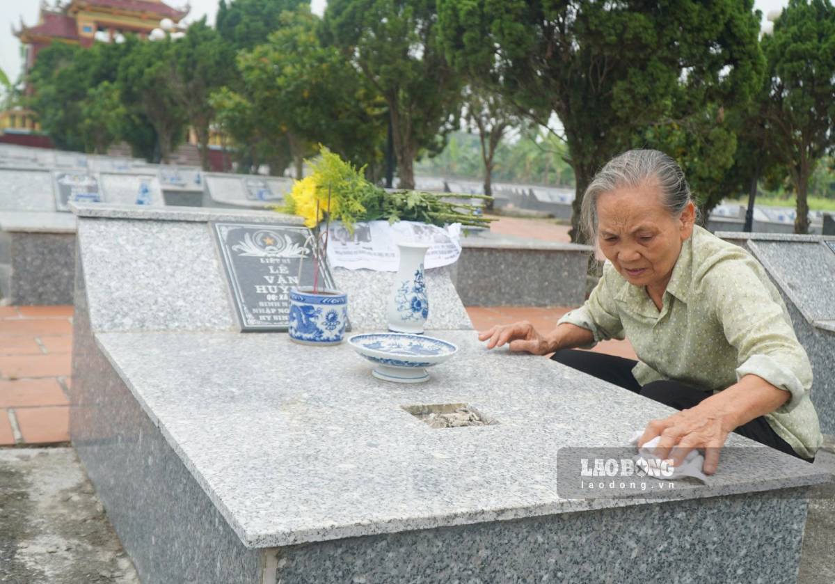 Ms. Xo visits the grave of martyr Le Van Huynh at Hong Thai Martyrs' Cemetery, Tra Giang commune, Hung Yen province. Photo: Ha Vi