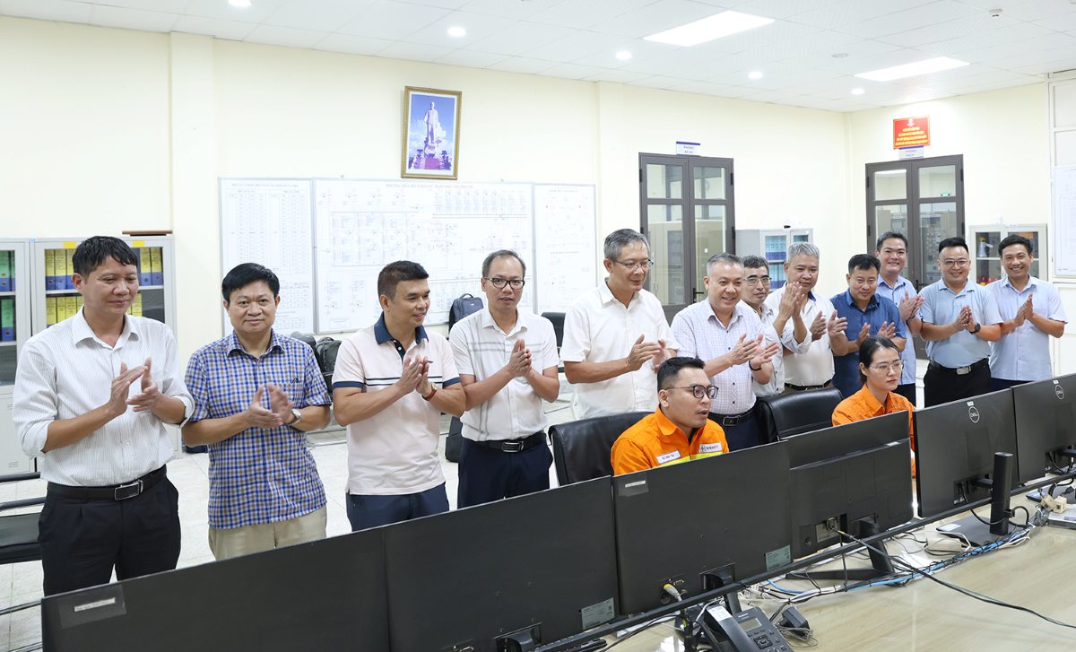 500/220kV Nho Quan - Phu Ly - Thuong Tin 線​​は、全線にわたって正常に電力供給されています。写真：EVNNPT
