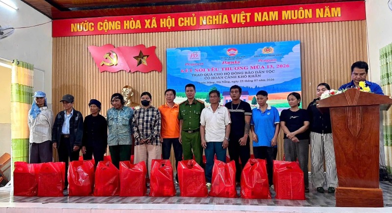 Đoàn công tác trao quà cho người dân khó khăn ở xã Phước Năng, Đà Nẵng. Ảnh: Mặt trận Phước Năng