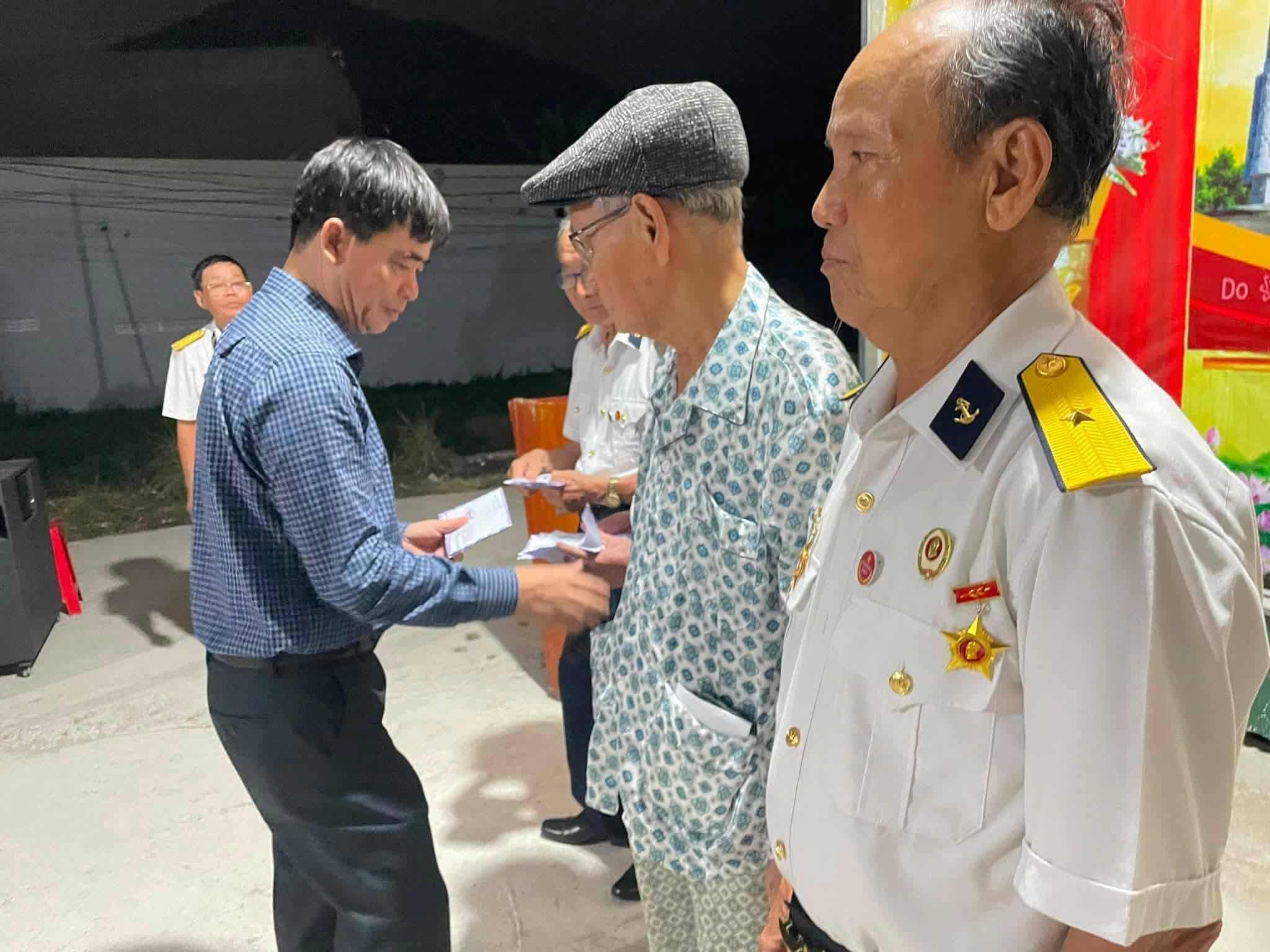 Functional agencies have presented 78 gifts to people with meritorious services and policy families. Photo: Vietnam Fatherland Front Committee, Nam Nha Trang ward