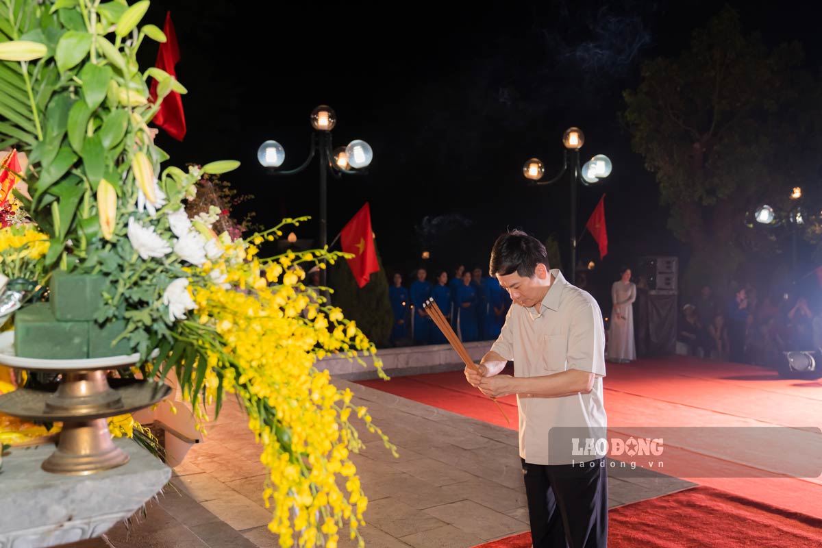 Ông Vũ Quyết Tiến, Phó Bí thư Tỉnh ủy, Chủ tịch Ủy ban MTTQ tỉnh Quảng Ninh dâng hương tại Nghĩa trang Liệt sĩ phường Hà Tu. Ảnh: Tỉnh Đoàn Quảng Ninh