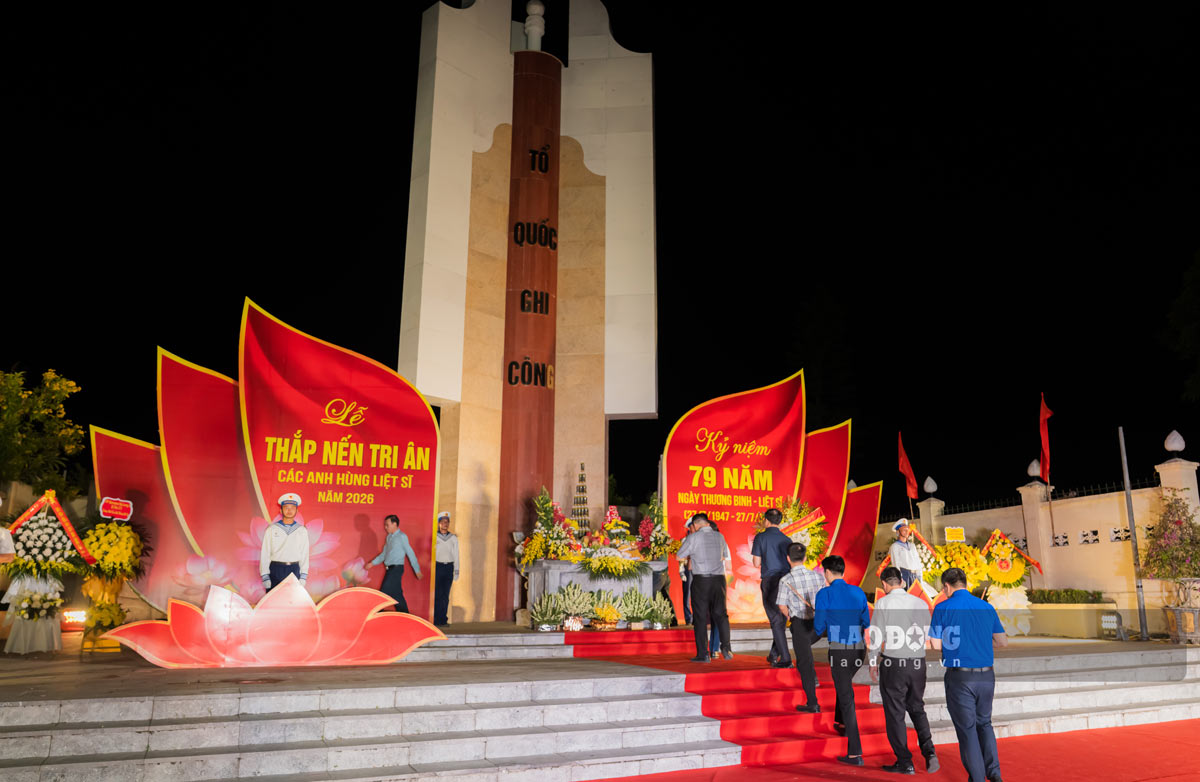 Tại lễ thắp nến tri ân, rất đông nhân dân, thân nhân liệt sĩ đến thăp hương, tưởng nhớ Anh hùng liệt sĩ. Ảnh: Tỉnh Đoàn Quảng Ninh 