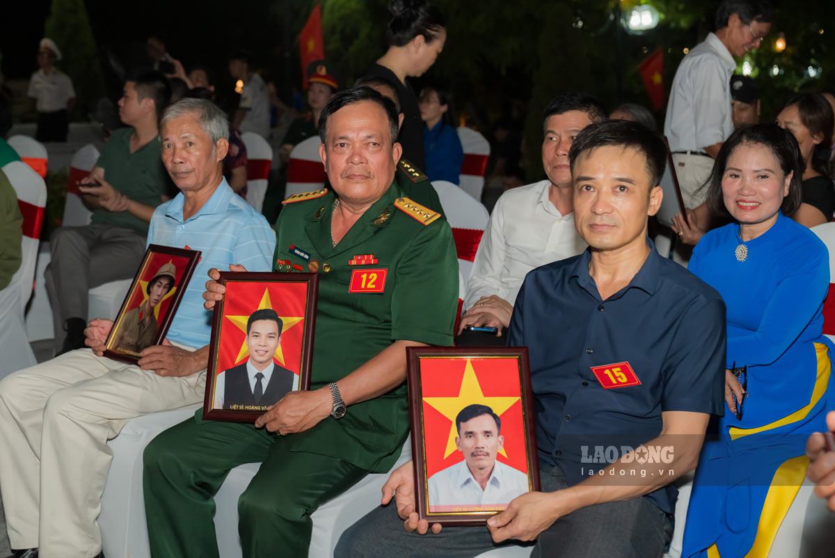 Những bức ảnh chân dung liệt sĩ được trao tặng đến gia đình thân nhân liệt sĩ. Ảnh: Tỉnh Đoàn Quảng Ninh