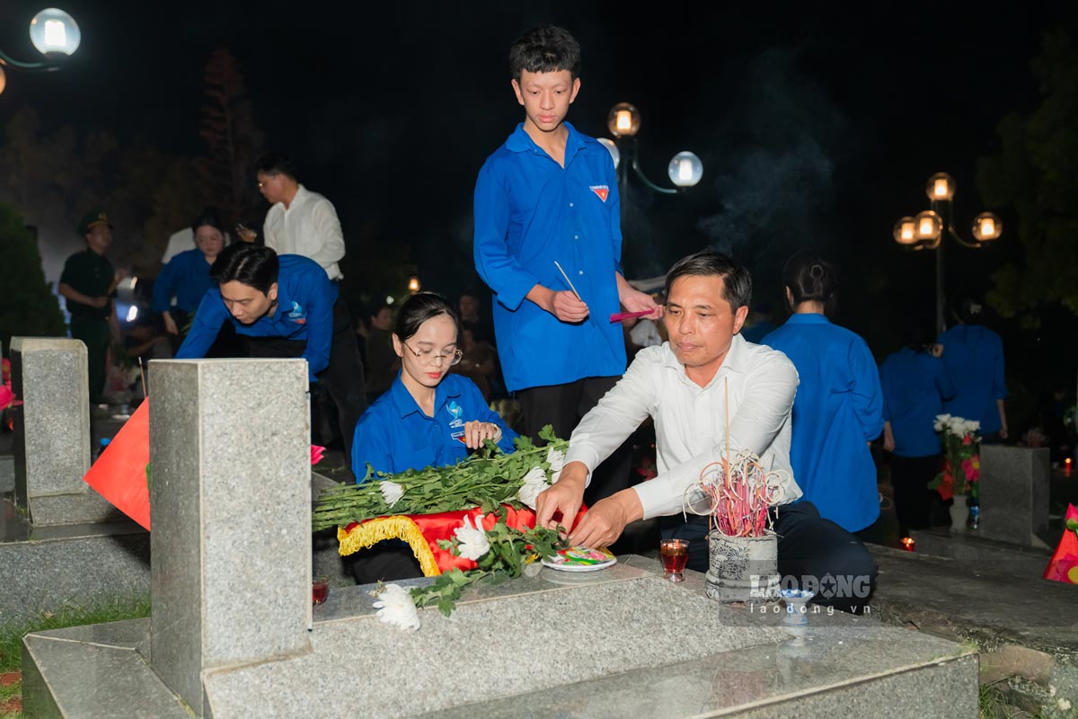 Mr. Vu Van Dien, Standing Vice Chairman of Quang Ninh Provincial People's Committee, lights candles of gratitude at the martyrs' graves. Photo: Quang Ninh Provincial Youth Union
