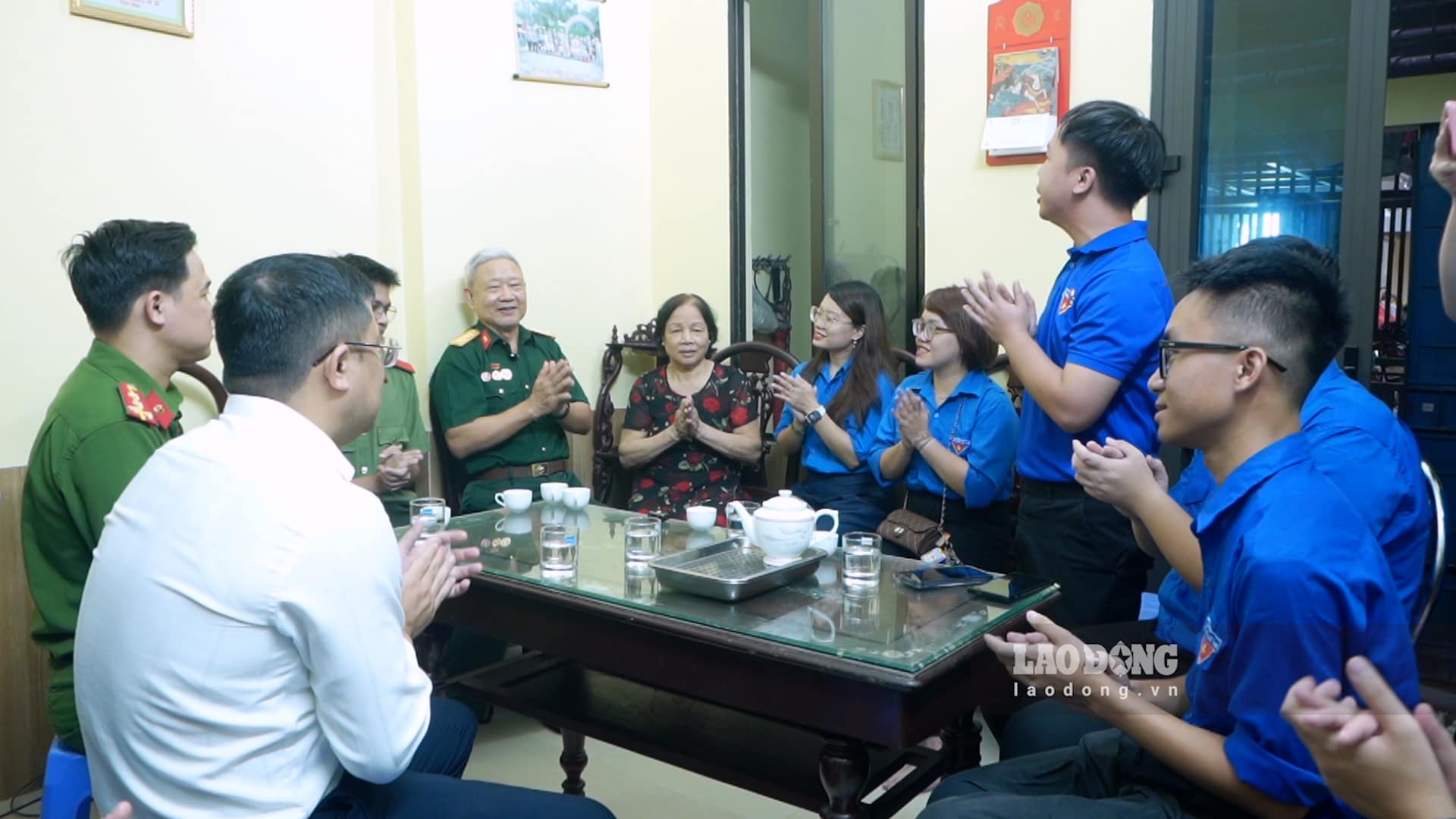 Youth union members and young people of Van Mieu - Quoc Tu Giam ward with veteran Nguyen Quy Dang in the "Reunion Meal" program. Photo: Trang Anh